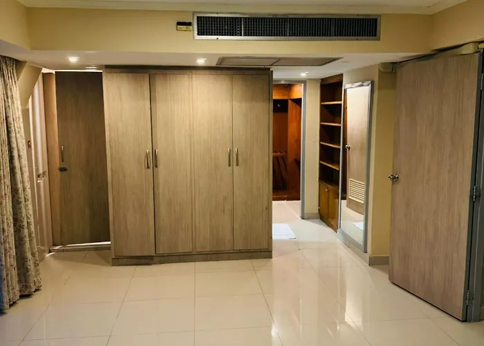 Fully Furnished Omni Tower Nana - Sukhumvit Soi 4 Apartment