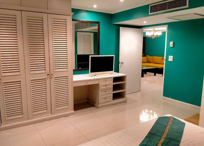 Fully Furnished Omni Tower Nana - Sukhumvit Soi 4 Apartment *