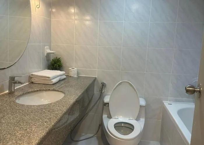 Fully Furnished Omni Tower Nana - Sukhumvit Soi 4 Apartment *