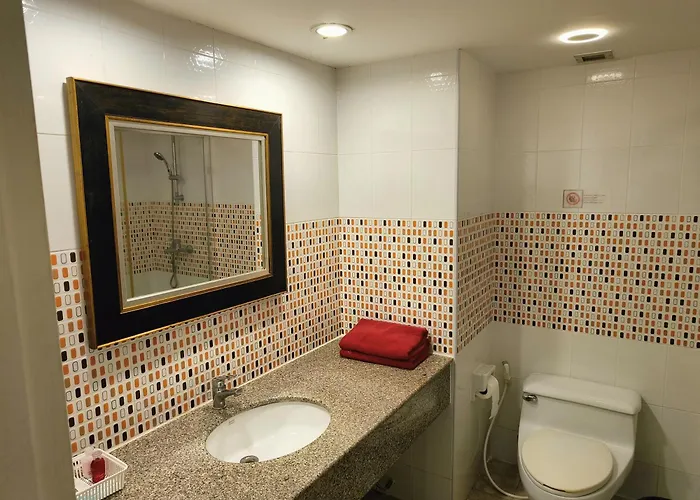 Fully Furnished Omni Tower Nana - Sukhumvit Soi 4 Apartment *
