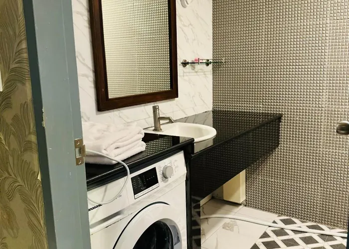 Fully Furnished Omni Tower Nana - Sukhumvit Soi 4 Apartment